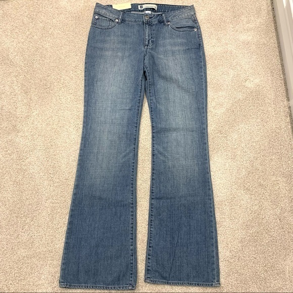 NWT Gap‎ Curvy Low Rise Flared Jeans 12L - Picture 2 of 15